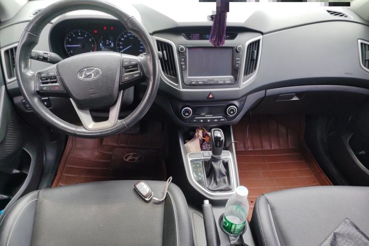 Used Hyundai ix25 2015 1.6L Automatic Two-Wheel-Drive Deluxe DLX Model Center Console