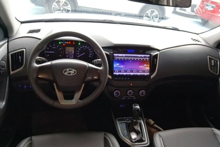 Used Hyundai ix25 2015 1.6L Automatic Two-Wheel Drive Smart GLS Trim Center Console