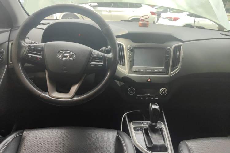 Used Hyundai ix25 2015 1.6L Automatic Two-Wheel-Drive Deluxe DLX Model Center Console
