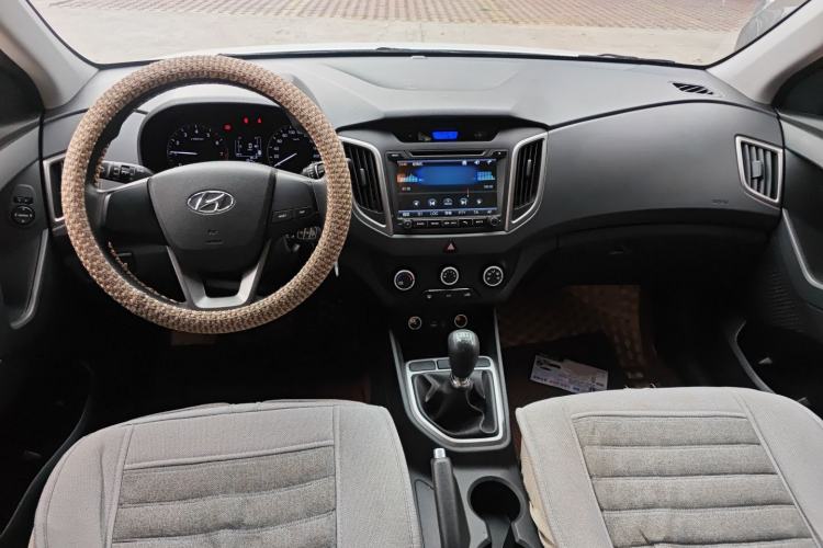 Used Hyundai ix25 2015 1.6L Manual Two-Wheel Drive Fashionable GS Model Center Console