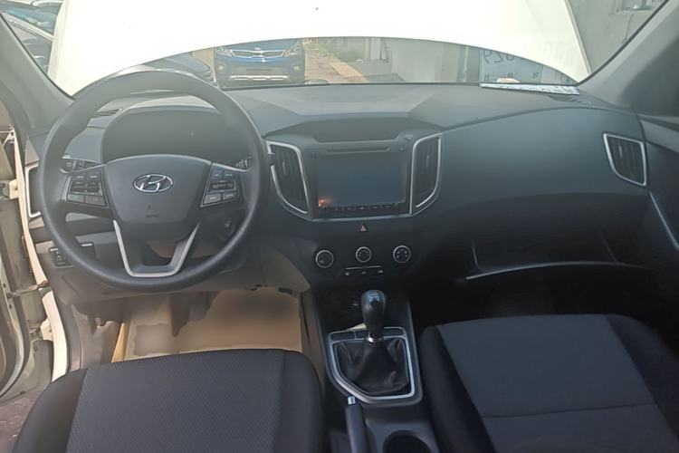 Used Hyundai ix25 2015 1.6L Manual Two-Wheel Drive Fashionable GS Model Center Console