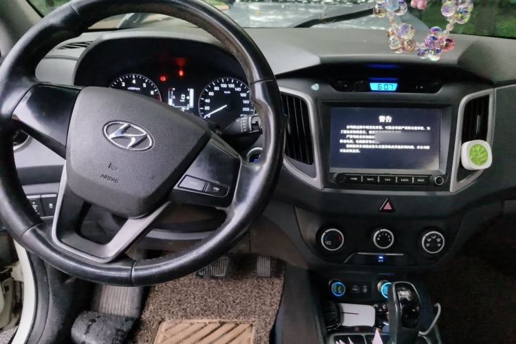 Used Hyundai ix25 2015 1.6L Automatic Two-Wheel Drive Smart GLS Trim Center Console