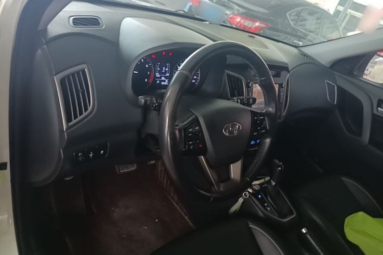 Used Hyundai ix25 2015 1.6L Automatic Two-Wheel-Drive Deluxe DLX Model Center Console