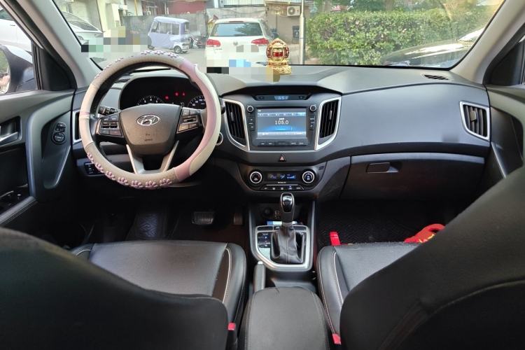 Used Hyundai ix25 2015 1.6L Automatic Two-Wheel-Drive Deluxe DLX Model Center Console