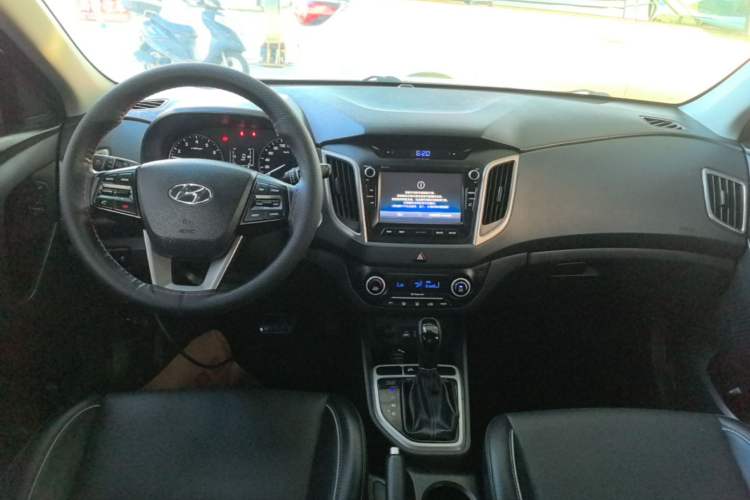 Used Hyundai ix25 2015 1.6L Automatic Two-Wheel-Drive Deluxe DLX Model Center Console
