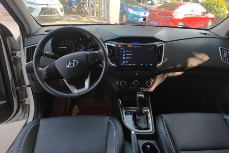 Used Hyundai ix25 2015 1.6L Automatic Two-Wheel Drive Smart GLS Trim Center Console