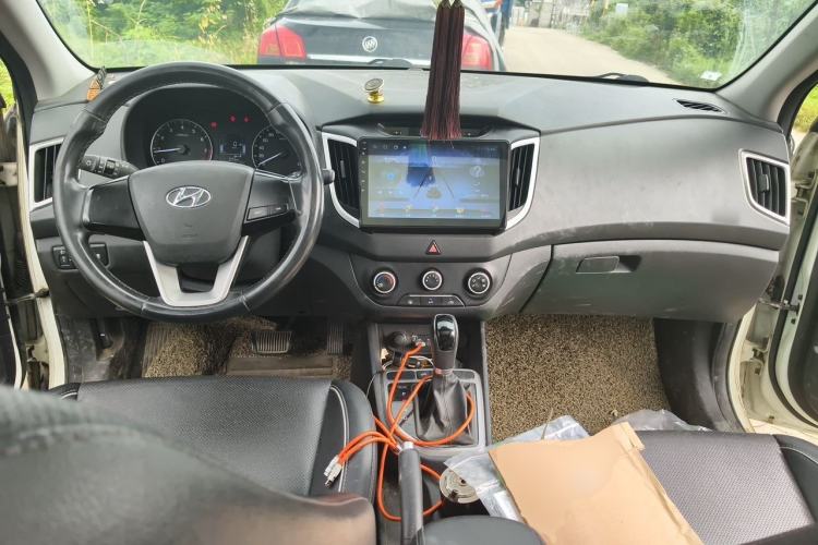Used Hyundai ix25 2015 1.6L Automatic Two-Wheel Drive Smart GLS Trim Center Console