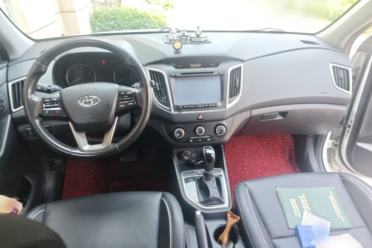Used Hyundai ix25 2015 1.6L Automatic Two-Wheel Drive Smart GLS Trim Center Console