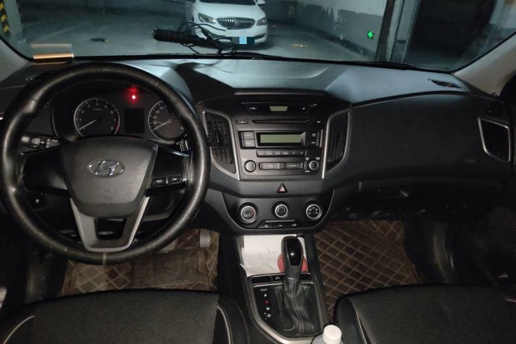 Used Hyundai ix25 2015 1.6L Automatic Two-Wheel Drive Smart GLS Trim Center Console