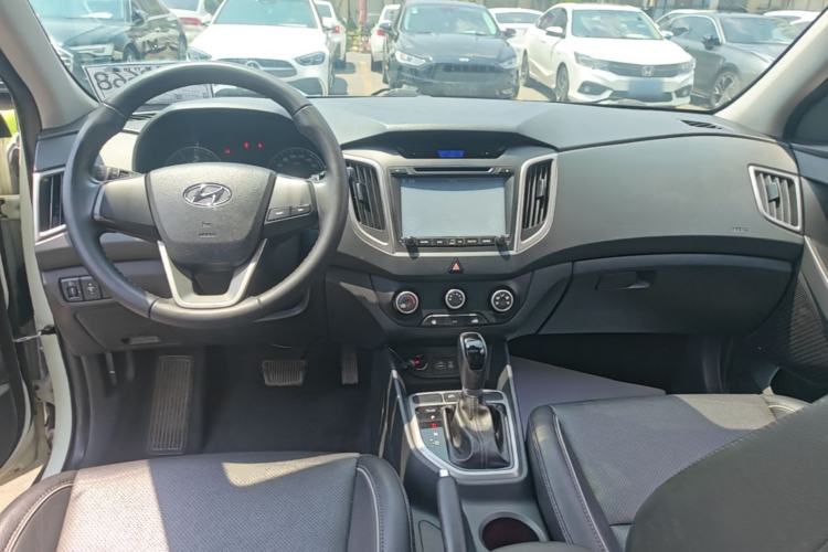 Used Hyundai ix25 2015 1.6L Automatic Two-Wheel Drive Smart GLS Trim Center Console