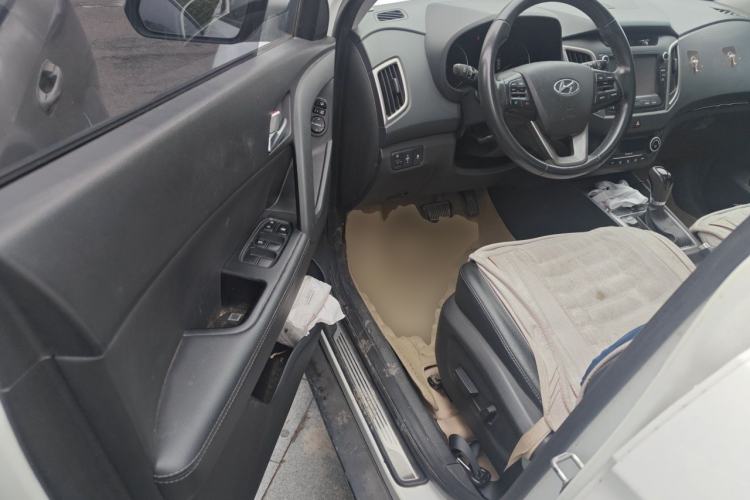 Used Hyundai ix25 2015 1.6L Automatic Two-Wheel-Drive Deluxe DLX Model Driver Seat