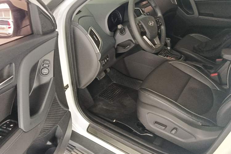 Used Hyundai ix25 2015 1.6L Automatic Two-Wheel-Drive Deluxe DLX Model Driver Seat
