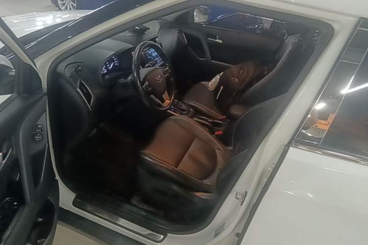 Used Hyundai ix25 2015 1.6L Automatic Two-Wheel-Drive Deluxe DLX Model Driver Seat