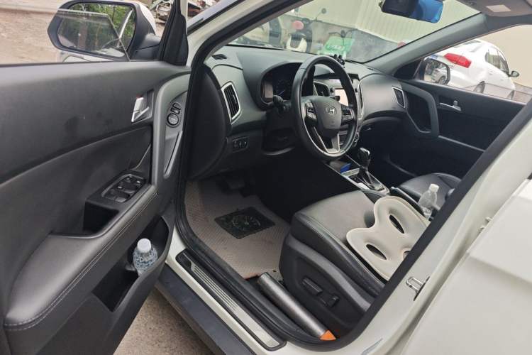 Used Hyundai ix25 2015 1.6L Automatic Two-Wheel-Drive Deluxe DLX Model Driver Seat