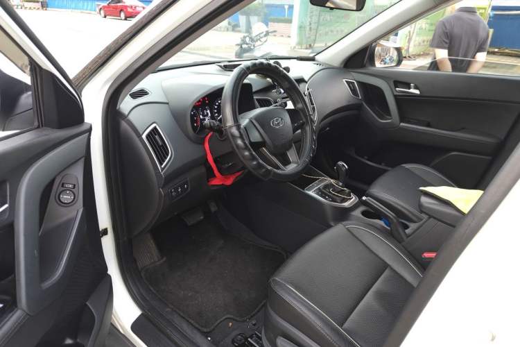 Used Hyundai ix25 2015 1.6L Automatic Two-Wheel-Drive Deluxe DLX Model Driver Seat
