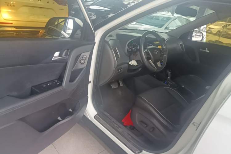 Used Hyundai ix25 2015 1.6L Automatic Two-Wheel-Drive Deluxe DLX Model Driver Seat