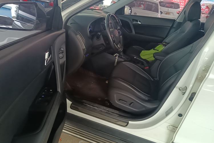 Used Hyundai ix25 2015 1.6L Automatic Two-Wheel-Drive Deluxe DLX Model Driver Seat