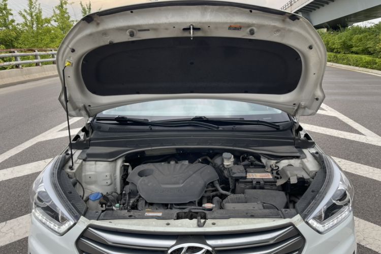 Used Hyundai ix25 2015 1.6L Automatic Two-Wheel-Drive Deluxe DLX Model Engine Bay