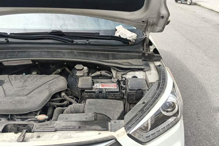 Used Hyundai ix25 2015 1.6L Automatic Two-Wheel-Drive Deluxe DLX Model Engine Bay Left