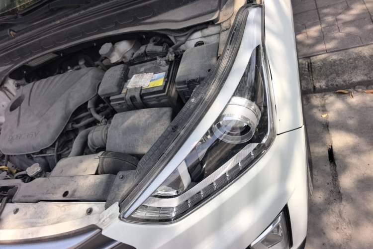 Used Hyundai ix25 2015 1.6L Automatic Two-Wheel-Drive Deluxe DLX Model Engine Bay Left