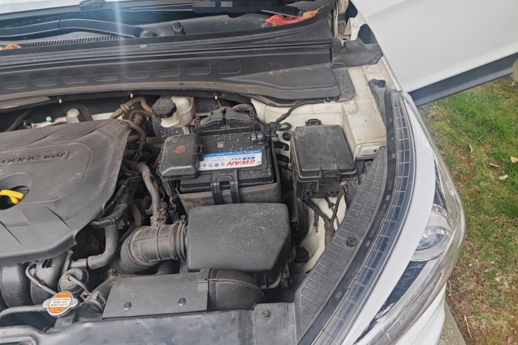 Used Hyundai ix25 2015 2.0L Automatic 4x4 Deluxe DLX Engine Bay Left