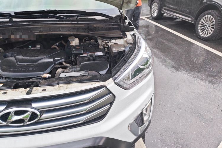 Used Hyundai ix25 2015 1.6L Automatic Two-Wheel-Drive Deluxe DLX Model Engine Bay Left