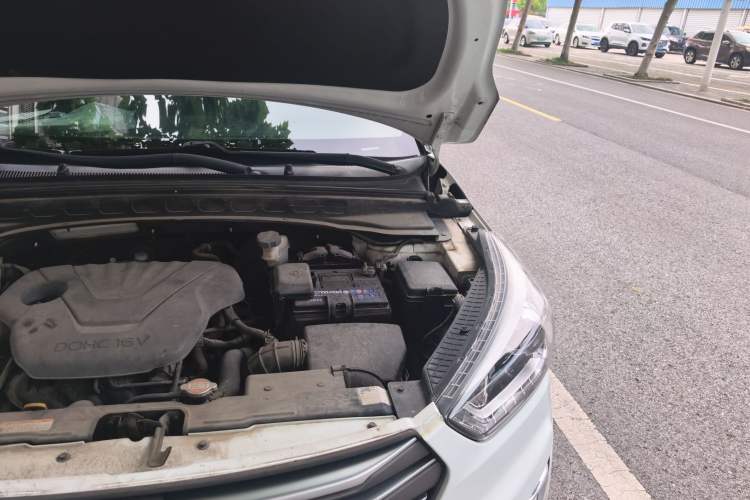 Used Hyundai ix25 2015 1.6L Automatic Two-Wheel-Drive Deluxe DLX Model Engine Bay Left