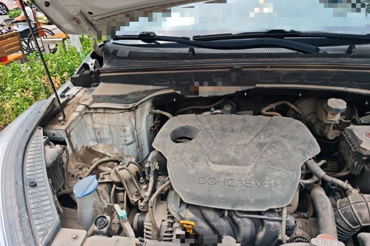 Used Hyundai ix25 2015 1.6L Automatic Two-Wheel-Drive Deluxe DLX Model Engine Bay Right