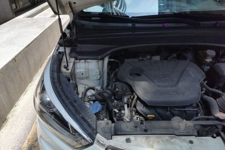 Used Hyundai ix25 2015 1.6L Automatic Two-Wheel-Drive Deluxe DLX Model Engine Bay Right