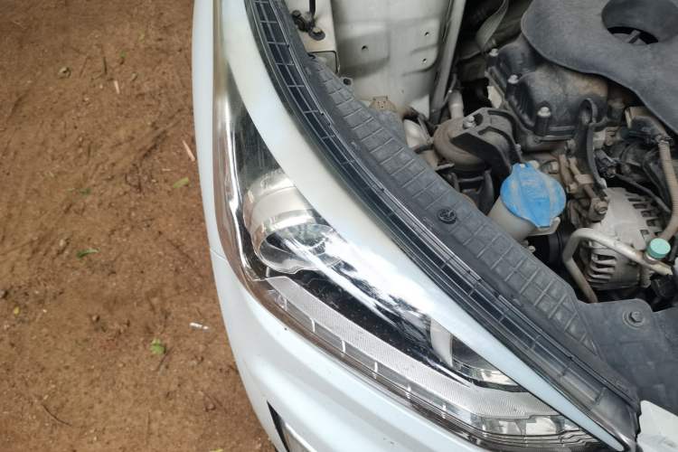 Used Hyundai ix25 2015 1.6L Automatic Two-Wheel-Drive Deluxe DLX Model Engine Bay Right