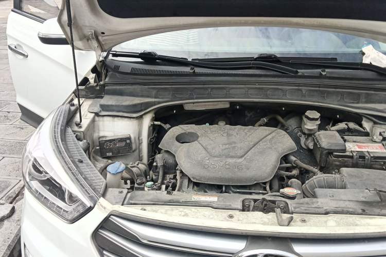 Used Hyundai ix25 2015 1.6L Automatic Two-Wheel-Drive Deluxe DLX Model Engine Bay Right