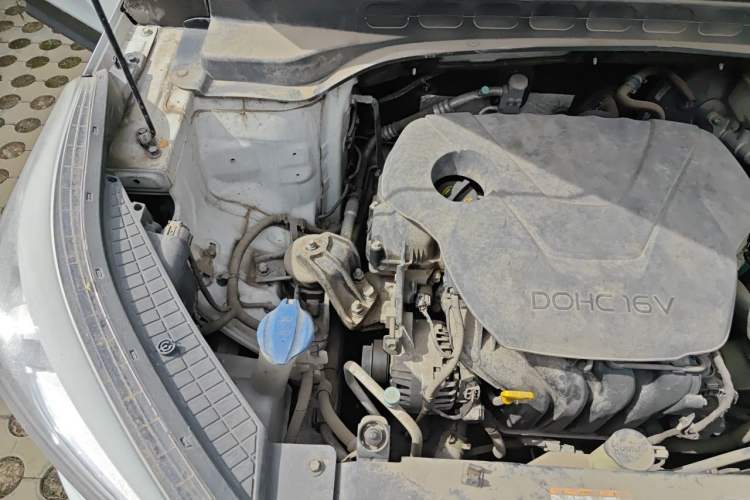 Used Hyundai ix25 2015 1.6L Automatic Two-Wheel-Drive Deluxe DLX Model Engine Bay Right
