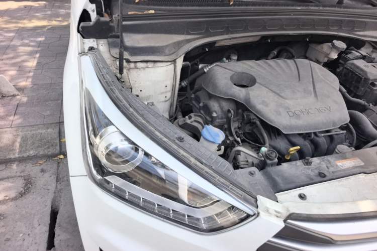 Used Hyundai ix25 2015 1.6L Automatic Two-Wheel-Drive Deluxe DLX Model Engine Bay Right