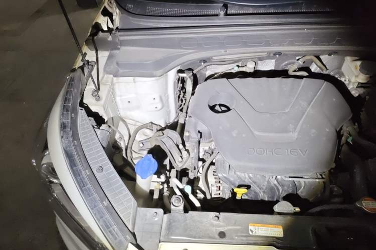 Used Hyundai ix25 2015 1.6L Automatic Two-Wheel-Drive Deluxe DLX Model Engine Bay Right