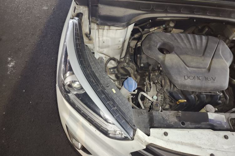 Used Hyundai ix25 2015 1.6L Automatic Two-Wheel-Drive Deluxe DLX Model Engine Bay Right