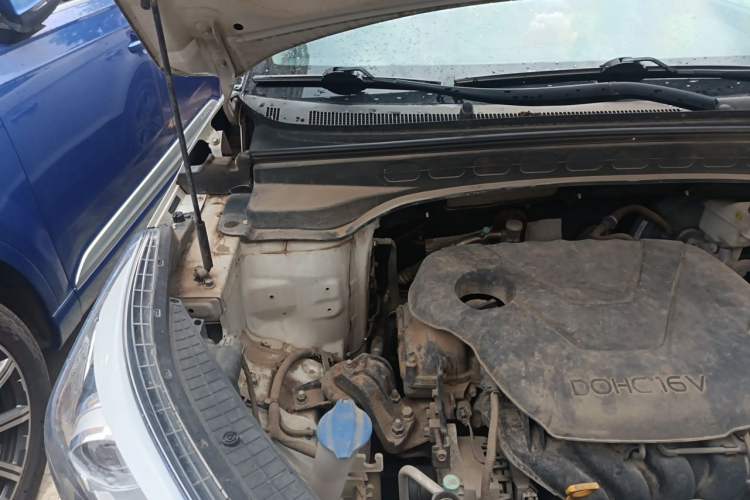 Used Hyundai ix25 2015 1.6L Automatic Two-Wheel-Drive Deluxe DLX Model Engine Bay Right