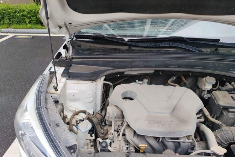 Used Hyundai ix25 2015 1.6L Automatic Two-Wheel-Drive Deluxe DLX Model Engine Bay Right