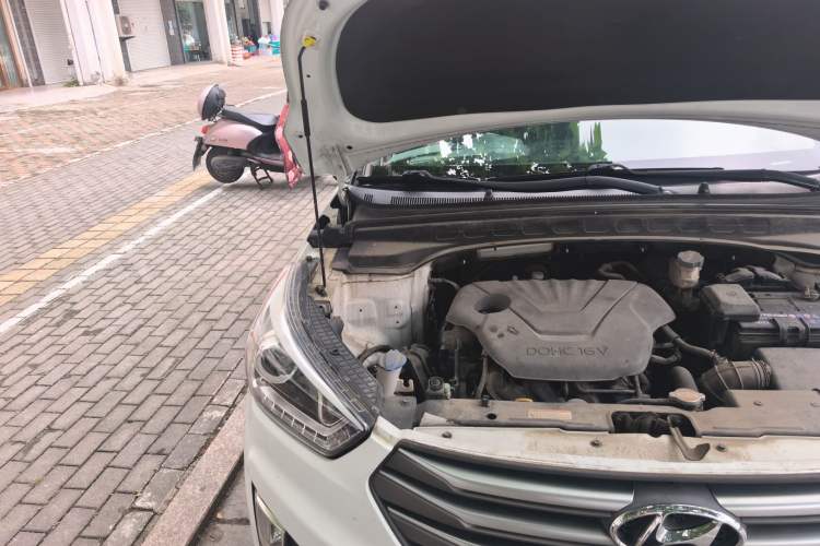 Used Hyundai ix25 2015 1.6L Automatic Two-Wheel-Drive Deluxe DLX Model Engine Bay Right