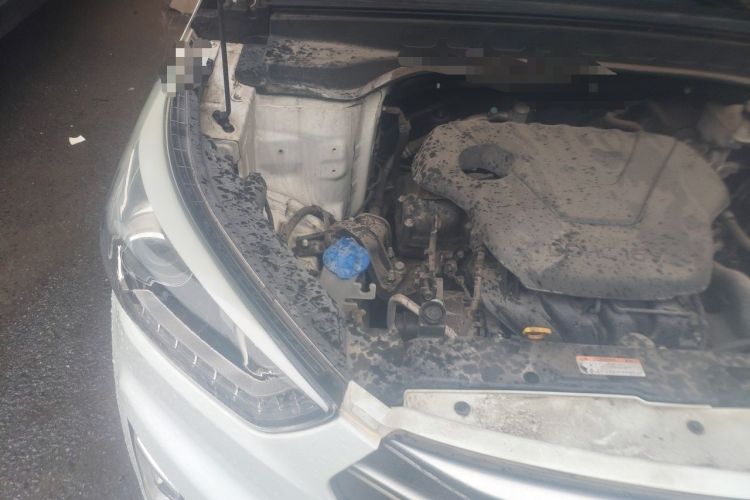 Used Hyundai ix25 2015 1.6L Automatic Two-Wheel-Drive Deluxe DLX Model Engine Bay Right