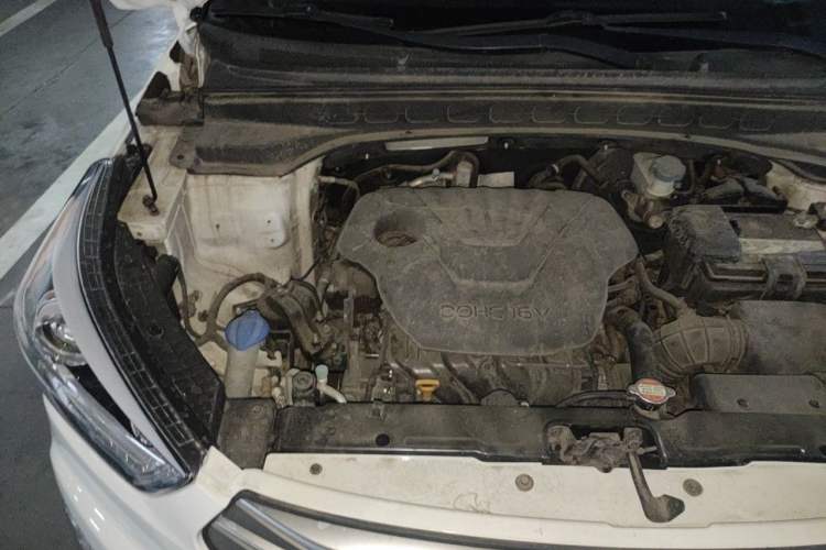 Used Hyundai ix25 2015 1.6L Automatic Two-Wheel-Drive Deluxe DLX Model Engine Bay Right