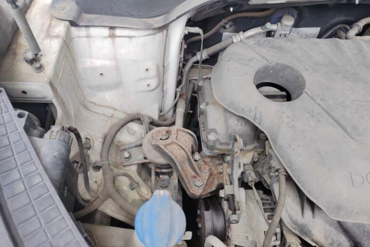 Used Hyundai ix25 2015 1.6L Automatic Two-Wheel-Drive Deluxe DLX Model Engine Bay Right