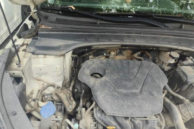 Used Hyundai ix25 2015 1.6L Automatic Two-Wheel-Drive Deluxe DLX Model Engine Bay Right