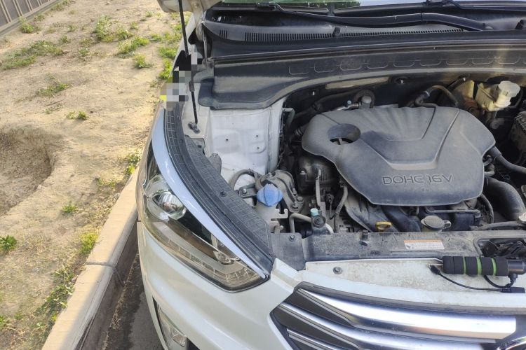 Used Hyundai ix25 2015 1.6L Automatic Two-Wheel-Drive Deluxe DLX Model Engine Bay Right