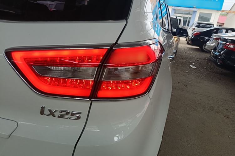 Used Hyundai ix25 2015 1.6L Automatic Two-Wheel-Drive Deluxe DLX Model Exterior 3