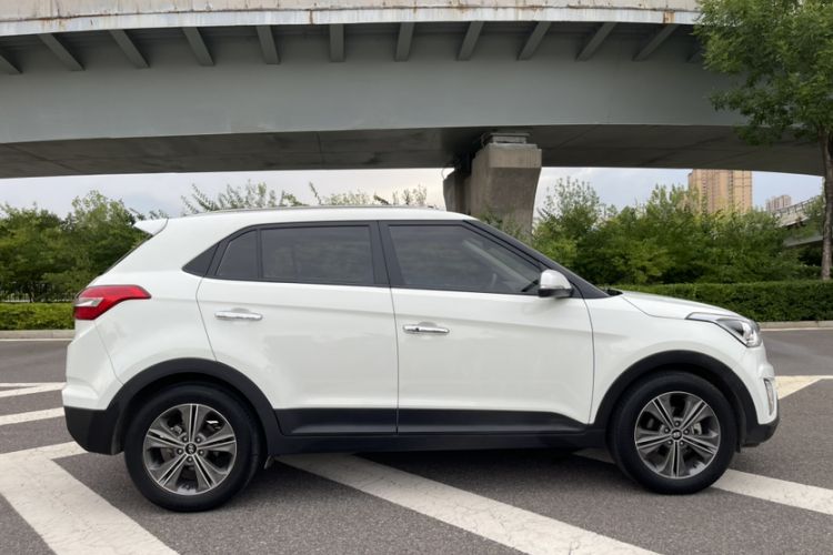Used Hyundai ix25 2015 1.6L Automatic Two-Wheel-Drive Deluxe DLX Model Exterior 4