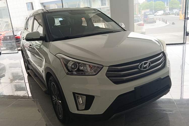 Used Hyundai ix25 2015 1.6L Automatic Two-Wheel-Drive Deluxe DLX Model Front Right 45 Deg