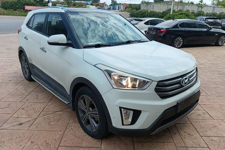 Used Hyundai ix25 2015 1.6L Automatic Two-Wheel Drive Smart GLS Trim Front Right 45 Deg