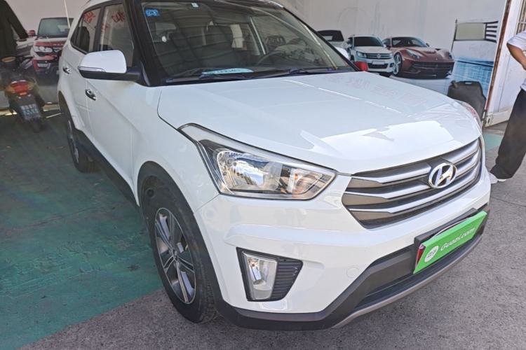 Used Hyundai ix25 2015 1.6L Automatic Two-Wheel Drive Smart GLS Trim Front Right 45 Deg