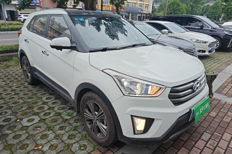 Used Hyundai ix25 2015 1.6L Automatic Two-Wheel Drive Smart GLS Trim Front Right 45 Deg
