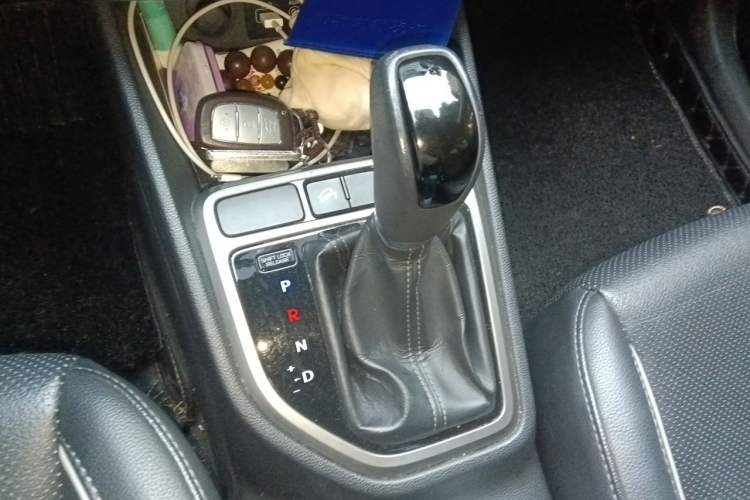 Used Hyundai ix25 2015 1.6L Automatic Two-Wheel Drive Smart GLS Trim Gear Lever
